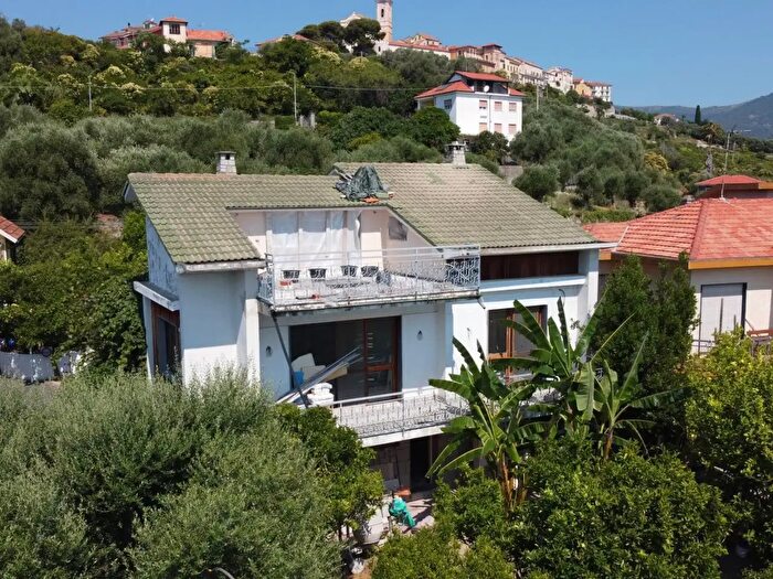 Casa con 6 locali in vendita in Via Besusta, Diano Castello