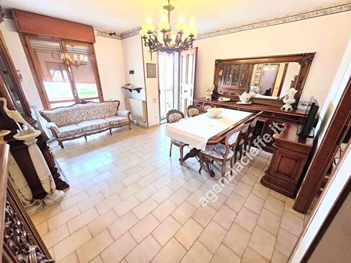 Appartamento con 5 locali in vendita in Massa