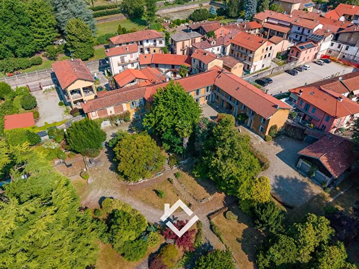 Casa con 11 locali in vendita in Via Roma, Mercallo