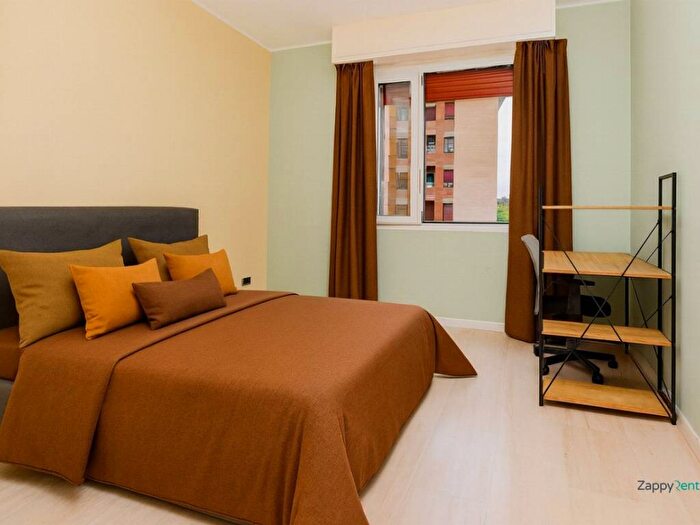 Appartamento trilocale in affitto in Via Salvatore Barzilai, Lorenteggio, Milano