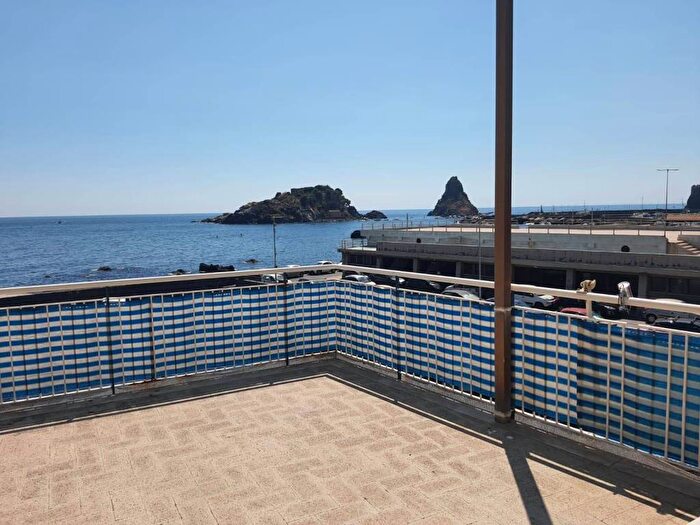 Appartamento trilocale in affitto in Via Marina, Aci Trezza, Aci Castello