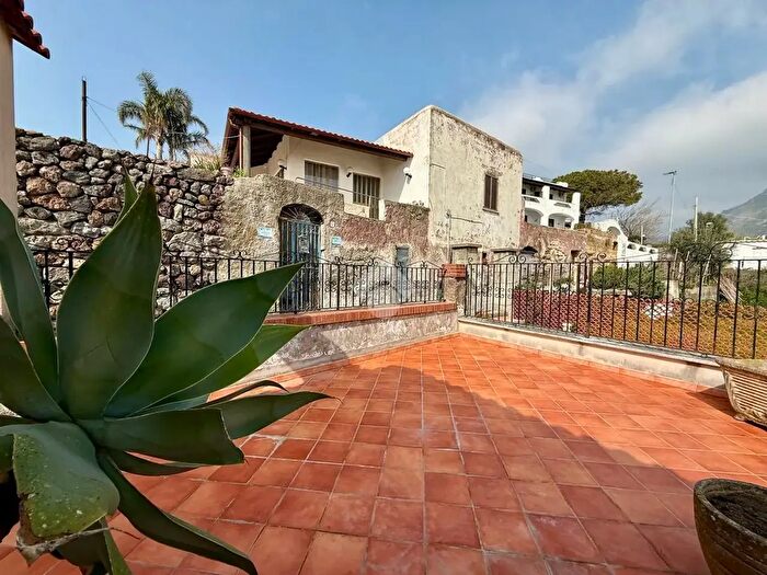 Appartamento trilocale in vendita in Via S Gennaro, Forio