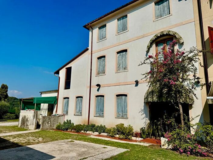 Casa con 10 locali in vendita in Via Tibalda, Colceresa