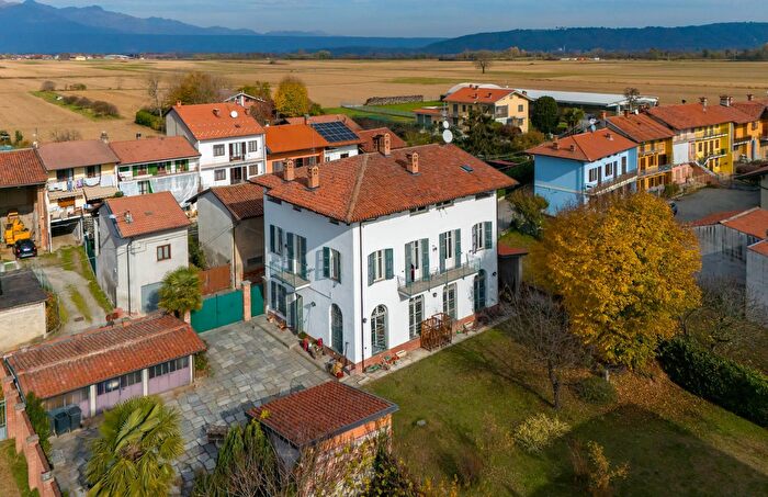 Casa con 6 locali in vendita in Via XI Febbraio, Strambino