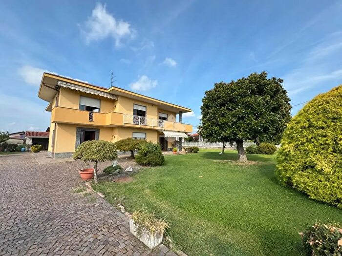Casa con 10 locali in vendita in Via Borzighella, Oleggio