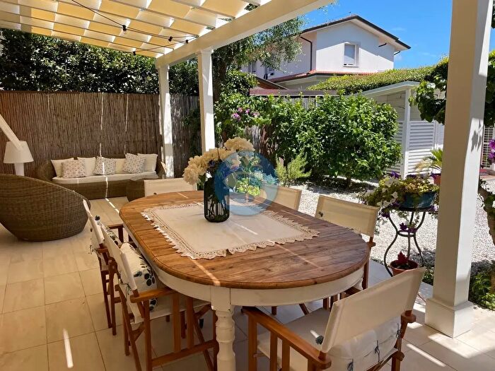 Casa con 6 locali in affitto in Pietrasanta