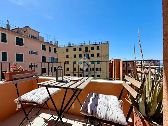 Appartamento con 5 locali in affitto in Via Gabriele Rossetti, Genova