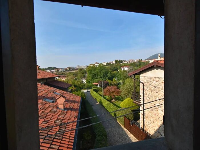 Appartamento quadrilocale in vendita in Via Porta, Almenno San Salvatore