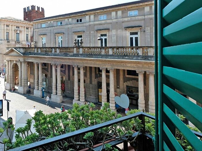 Appartamento quadrilocale in affitto in Via Dietro Listone, Centro Storico, Verona