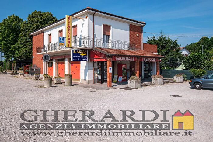 Casa con 8 locali in vendita in Piazza Puccini, Tresignana