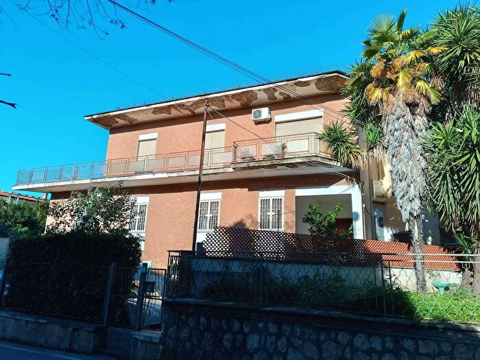Appartamento con 6 locali in vendita in Via Amendola, Puccianiello, Caserta