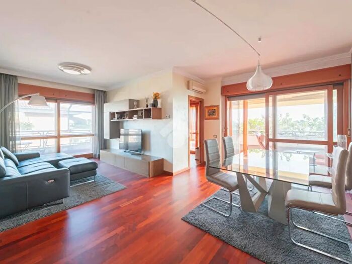 Appartamento con 5 locali in vendita in Via Pietro Ubaldo Angeletti, Roma