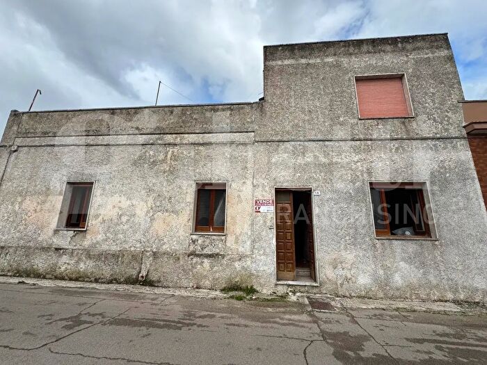 Casa con 8 locali in vendita in Via Indipendenza, Uggiano La Chiesa