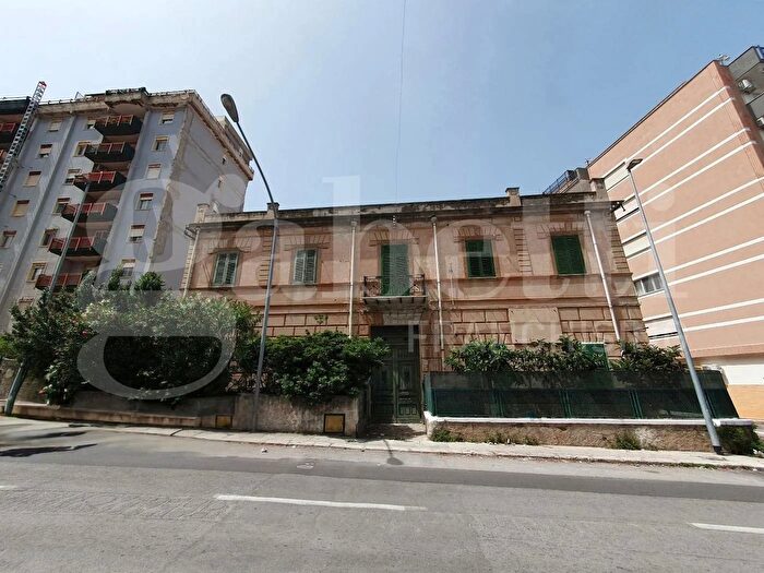 Appartamento con 6 locali in vendita in Via Sferracavallo, Palermo