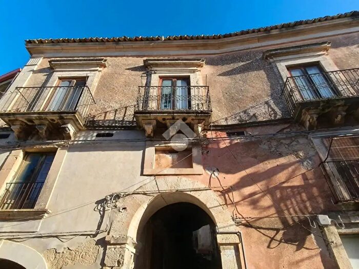 Casa con 9 locali in vendita in Via Via Roma, Monterosso Almo