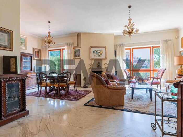 Appartamento quadrilocale in vendita in Via Andrea Ferrara, Roma