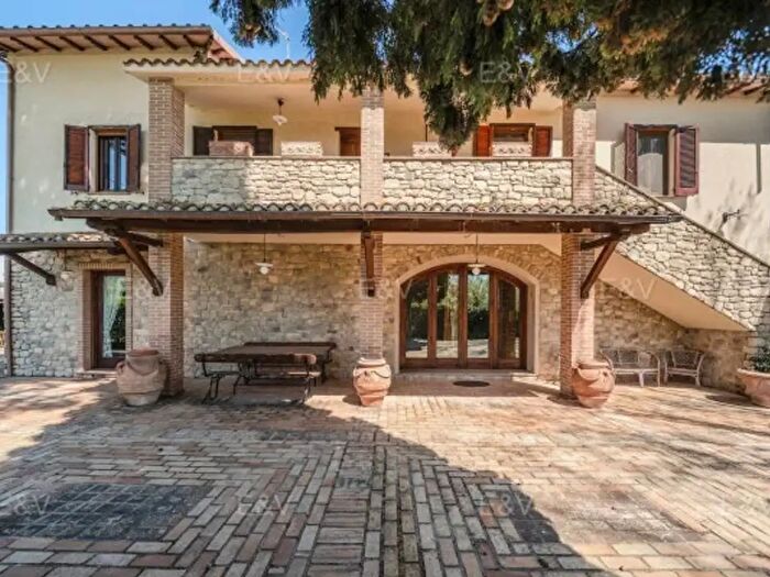 Casa con 6 locali in vendita in Frazione Santa Croce, Spoleto