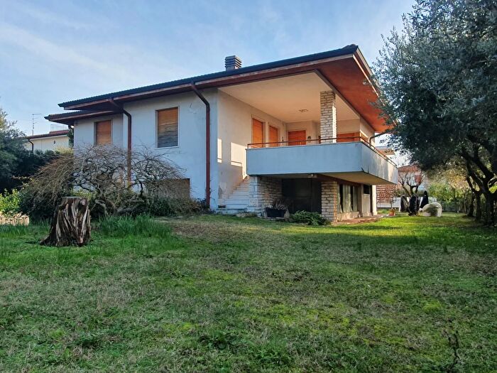 Casa con 10 locali in vendita in Via Alessandro Volta, Bardolino