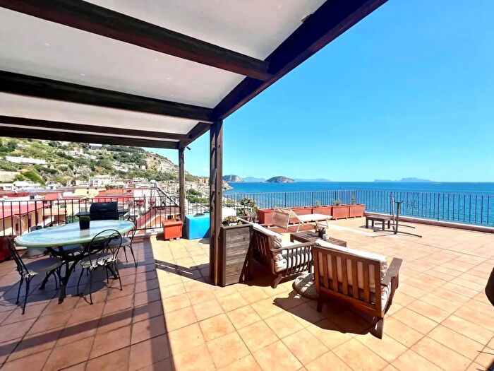 Appartamento trilocale in vendita in Corso Umberto, Pozzuoli