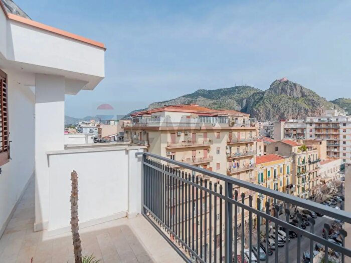 Appartamento con 5 locali in vendita in Via Marchese di Roccaforte, Palermo