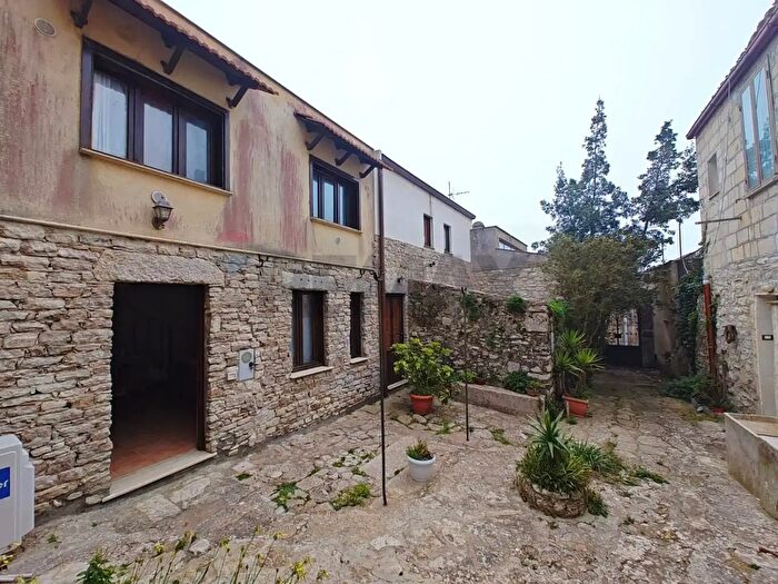 Appartamento trilocale in vendita in Via San Francesco, Erice