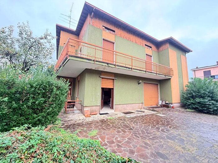Casa con 8 locali in vendita in Via Luini, Seriate