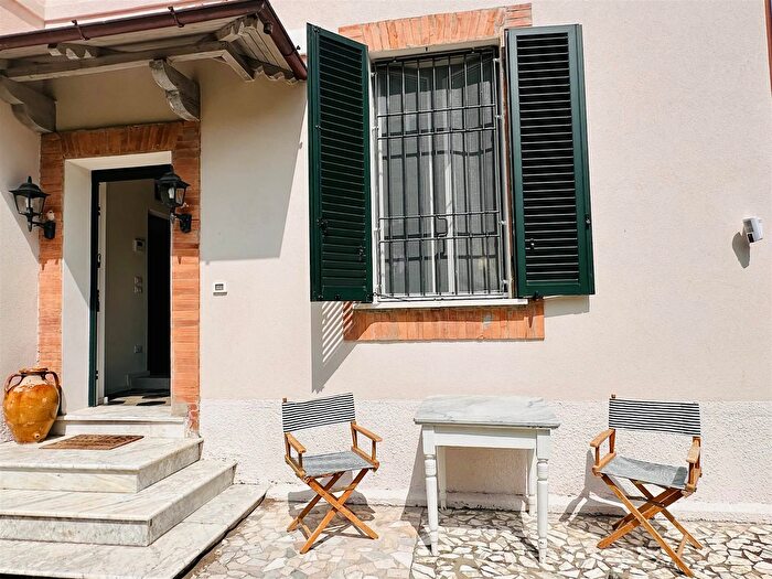 Casa con 12 locali in affitto in Poveromo Massa Massa Carrara, Massa