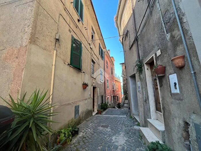 Appartamento trilocale in vendita in Via Milazzo, Subiaco