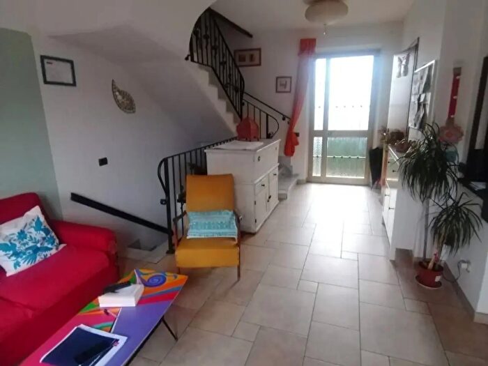 Casa con 5 locali in vendita in Massa