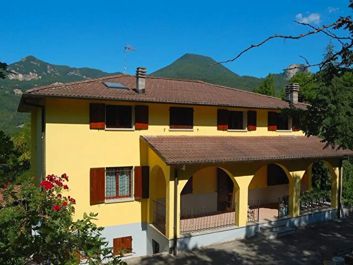 Casa con 10 locali in vendita in Grizzana Morandi