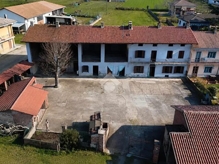 Casa con 6 locali in vendita in Via Lago, Alice Castello