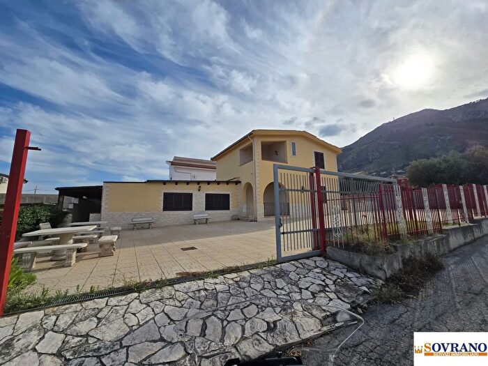 Casa con 8 locali in vendita in Altavilla Milicia