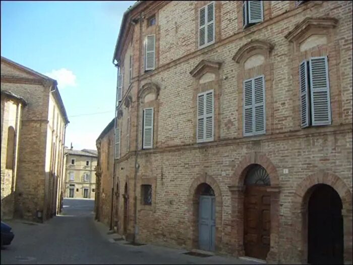 Casa con 8 locali in vendita in Offida