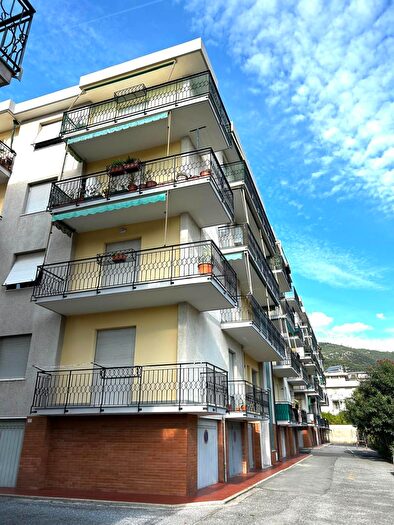 Appartamento trilocale in vendita in Via Venticinque Aprile, Pietra Ligure