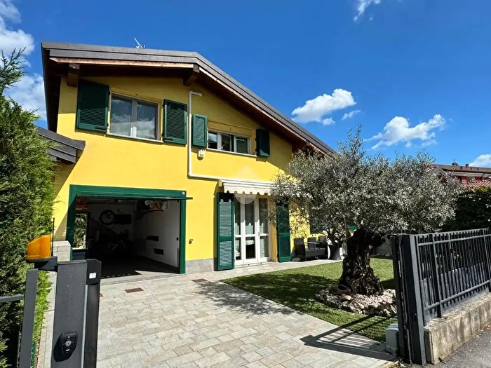 Casa quadrilocale in vendita in Via Magenta, Lomagna