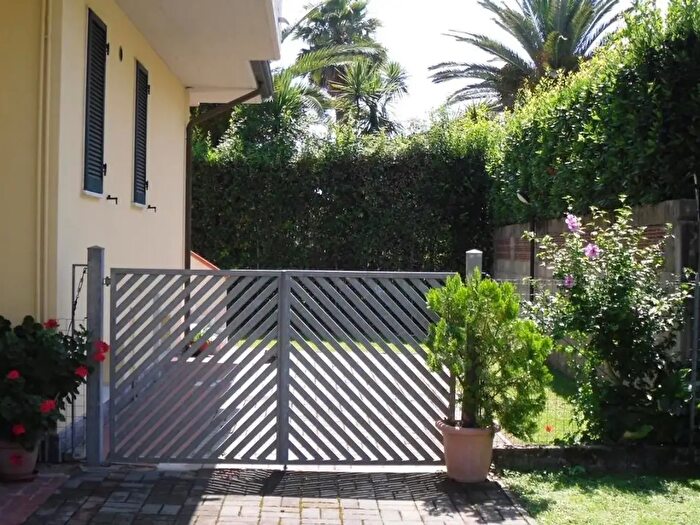 Casa quadrilocale in affitto in Massa