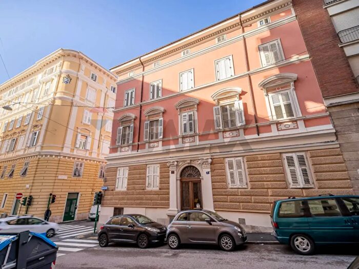 Appartamento quadrilocale in vendita in Via della Pieta, Trieste