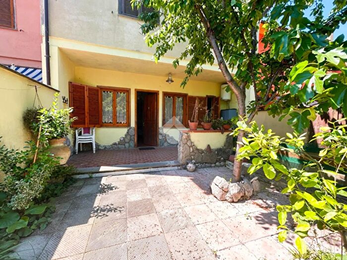 Casa con 5 locali in vendita in Piazza Don Francesco Paolocci, Vetralla