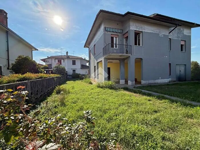 Casa quadrilocale in vendita in Via Monsignor Romeo, Capralba