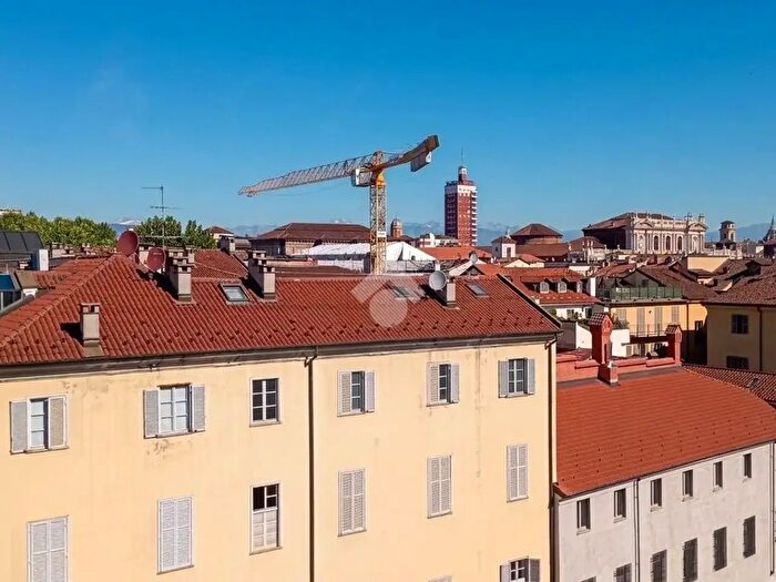 Appartamento quadrilocale in affitto in Via S Francesco da Paola, Torino