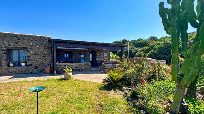 Casa quadrilocale in vendita in Località Sibà, Pantelleria