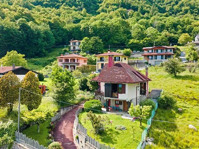 Casa con 10 locali in vendita in Via per La Grona, Plesio