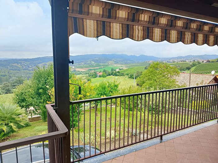 Casa con 6 locali in vendita in Strada Alfiano, Moncalvo