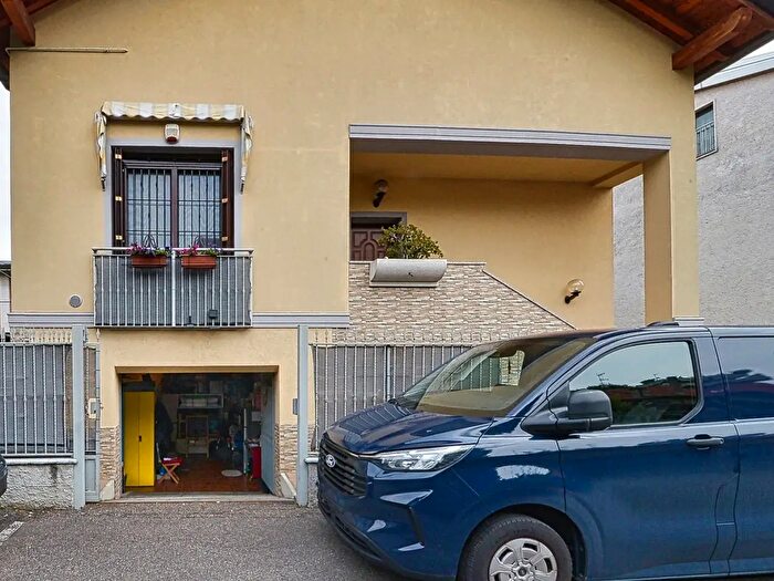 Casa quadrilocale in vendita in Via Confalonieri, Nova Milanese