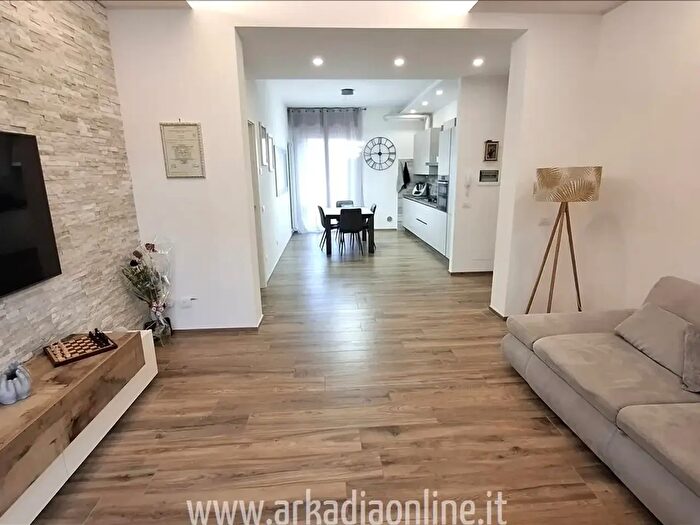 Appartamento trilocale in vendita in Via Gramsci, Piacenza