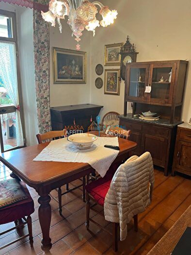 Casa con 6 locali in vendita in Via Crocello, Massa