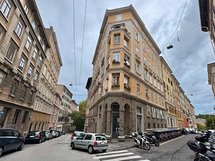 Appartamento trilocale in affitto in Via degli Apiari, Trieste