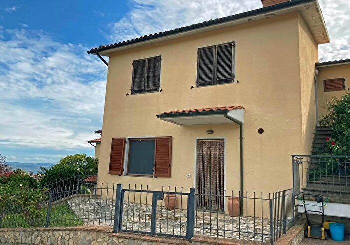 Appartamento trilocale in vendita in Via Bonaria, Castiglione DOrcia