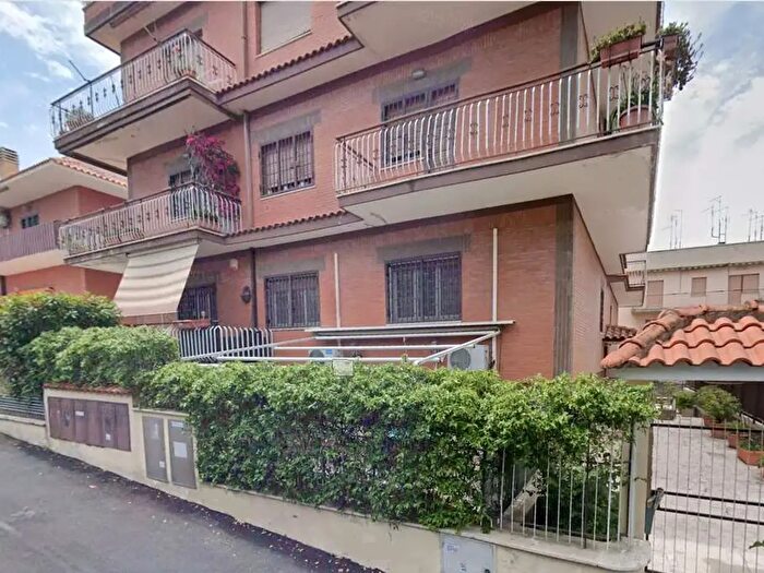 Appartamento trilocale in vendita in Via Vizzini, Roma