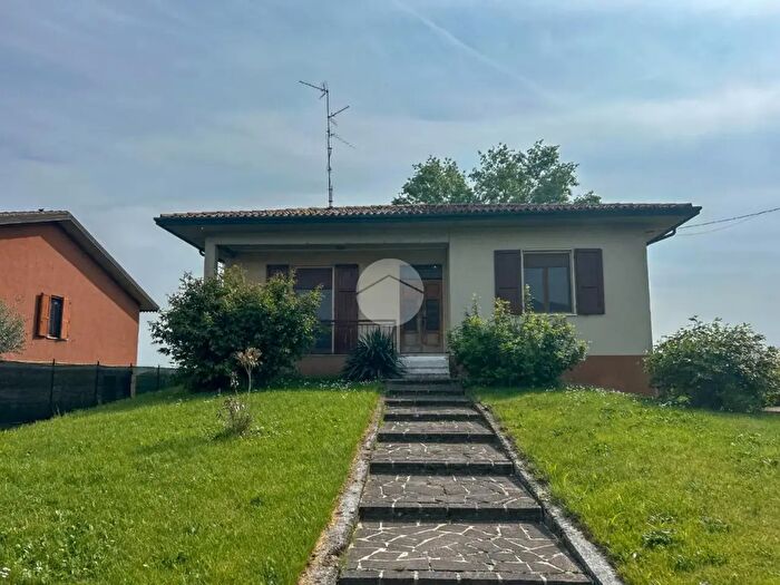 Casa quadrilocale in vendita in Via Filzi, Trenzano